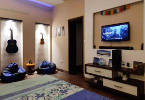 core2crust-3BHK Entire 1st Floor- Mall Road